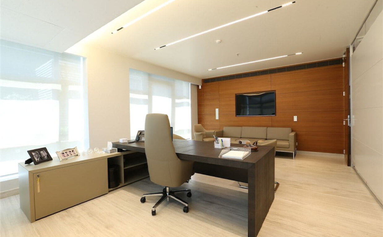 Choosing the Perfect Executive Office Desk in Dubai