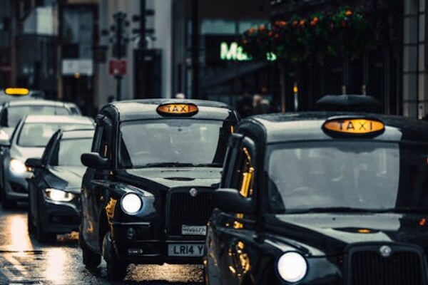 Reliable Taxi from Manchester to Gatwick Airport – Book Now