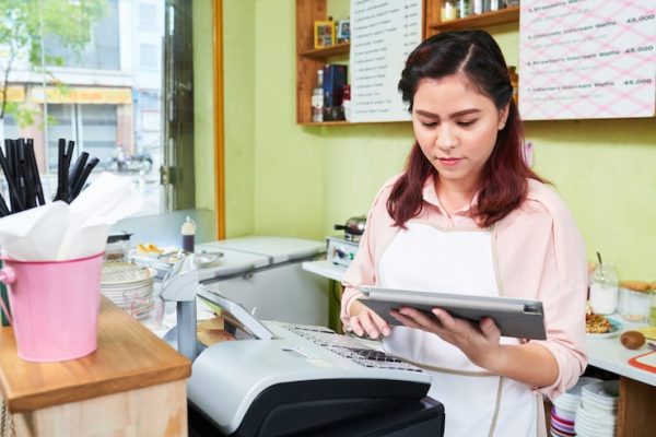 How the Best Invoice OCR Software Works Alongside a Receipt Scanner