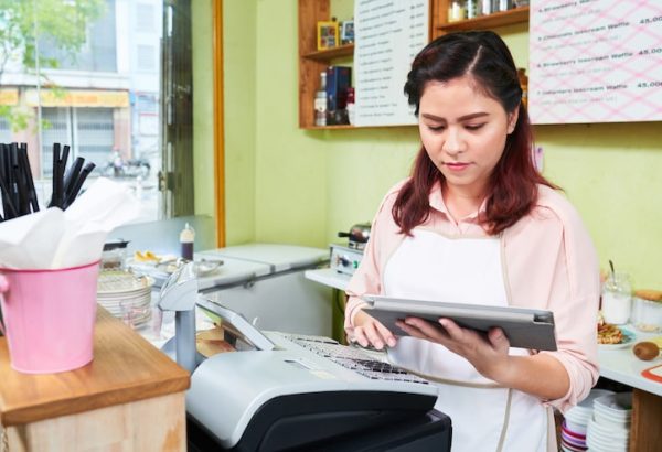 How the Best Invoice OCR Software Works Alongside a Receipt Scanner