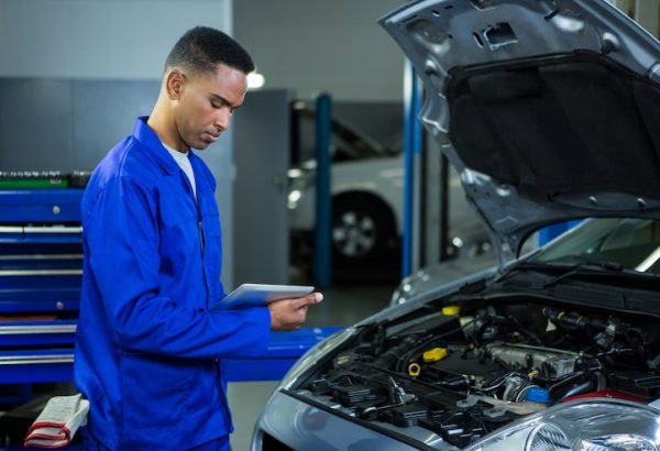Detecting Refrigerant Leaks During Car AC Servicing