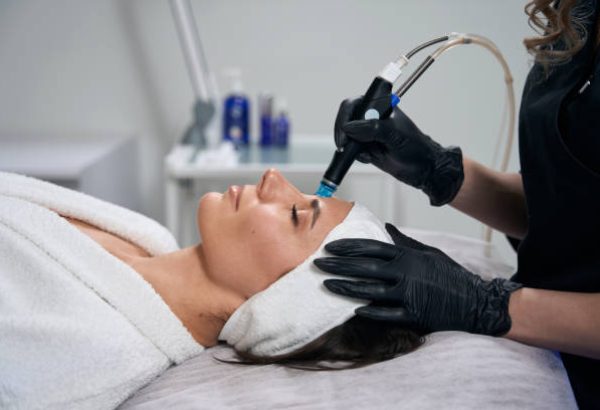 Relaxing HydraFacial Treatment in Dubai with Scalp Massage