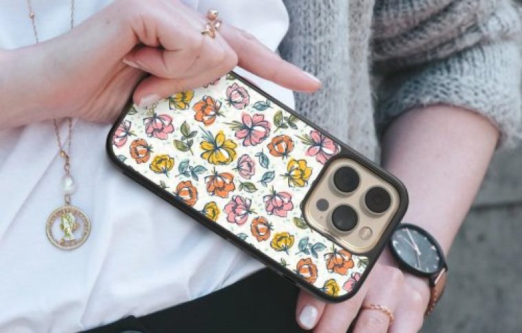 Clear Mobile Covers: Top 5 Cases That Won’t Turn Yellow